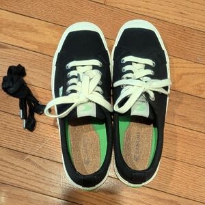EUC Cariuma Women's Black Canvas Low-Top Sneakers w/ 2 sets of Laces